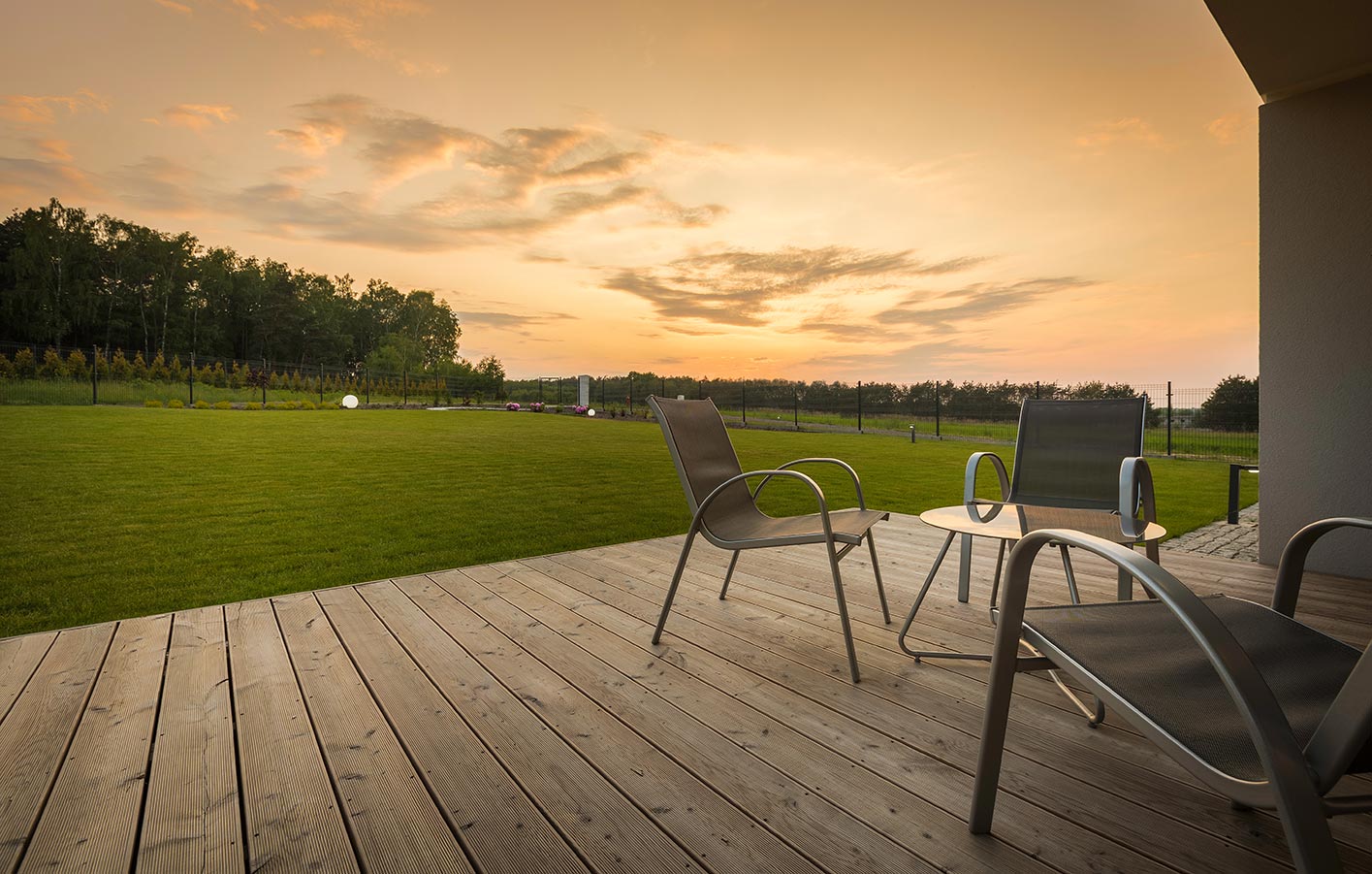 Holzterrasse mit Blick in die Morgendämmerung