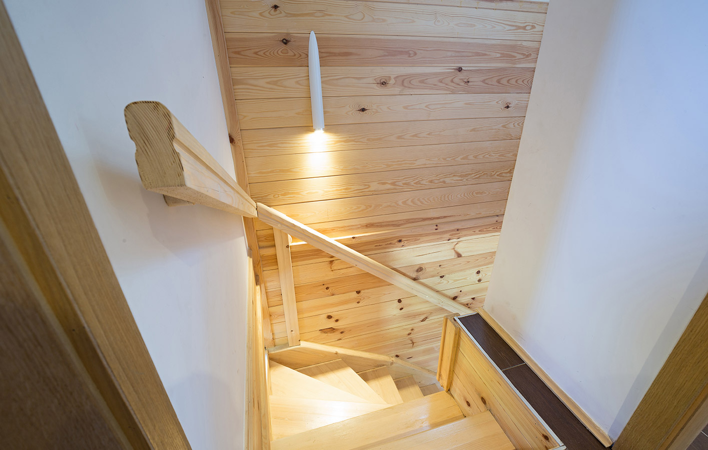 Holzverkleidung im Treppenaufgang